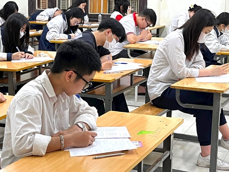 Học sinh Hà Nội làm bài khảo sát chuẩn bị cho kỳ thi tốt nghiệp THPT năm 2024. Ảnh: Thống Nhất