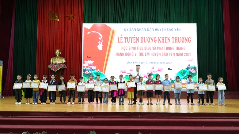 UBND huyện Bảo Yên tuyên dương, khen thưởng các em học sinh đạt thành tích cao trong học tập (3).jpg