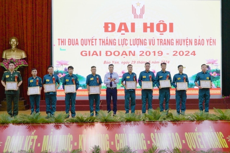 Khen thưởng cho các tập thể có thành tích trong phong trào Thi đua Quyết thắng lực lượng vũ trang huyện giai đoạn 2019 - 2024..jpg
