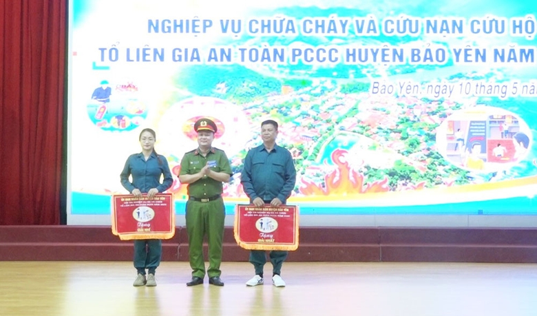 Đồng chí Trung tá Bùi Anh Tuấn - Phó trưởng Công an huyện Bảo Yên trao giải Nhất và giải Nhì Cho đội thi xã Yên Sơn và Kim Sơn.jpg