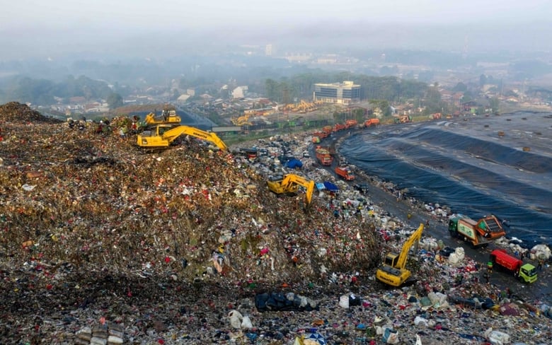 Bãi rác Bantar Gebang ở vùng lân cận Bekasi, Tây Java. Ảnh: Jakarta Post.