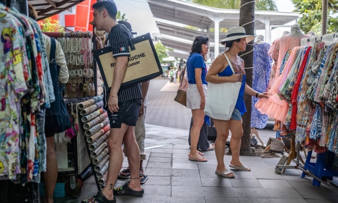 Khách Trung Quốc mua sắm ở Bali, Indonesia.