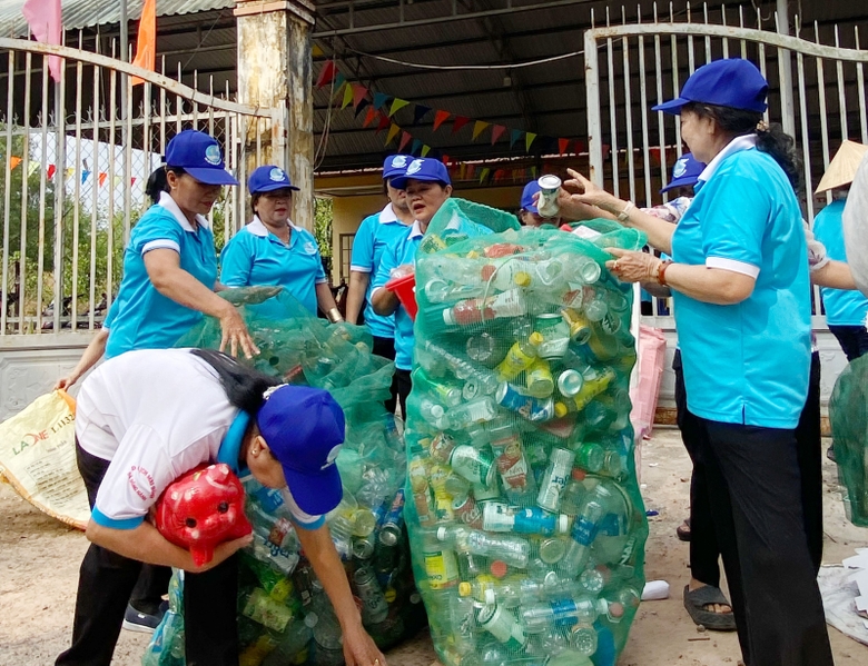 Hội viên phụ nữ xã An Lập thu gom phế liệu gây quỹ tặng người dân có hoàn cảnh khó khăn.