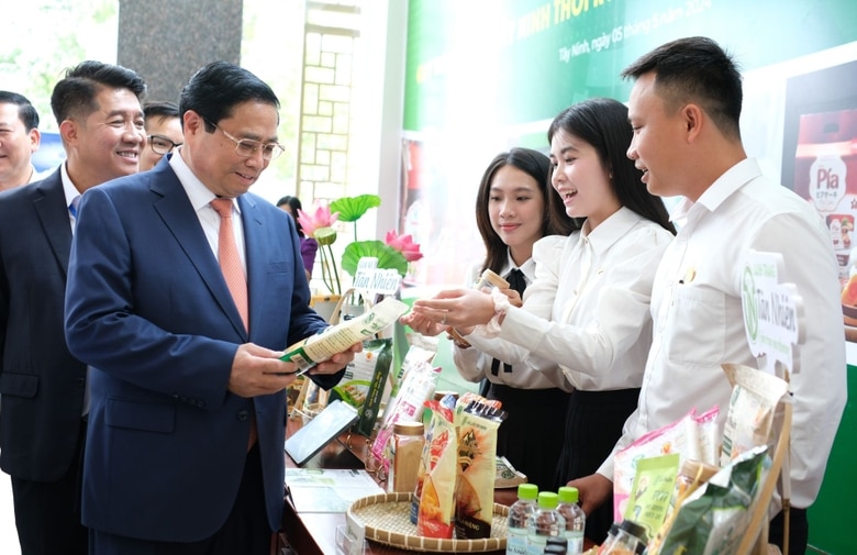 Thủ tướng Chính phủ Phạm Minh Chính và lãnh đạo các Bộ, ngành, lãnh đạo tỉnh Tây Ninh tham quan các gian hàng trưng bày sản phẩm nông nghiệp đặc trưng của tỉnh.