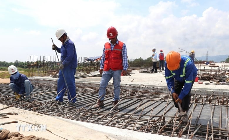 Cán bộ an toàn lao động giám sát tại công trường thi công cầu Đà Rằng thuộc Dự án đường bộ cao tốc Bắc - Nam đoạn qua địa bàn tỉnh Phú Yên.