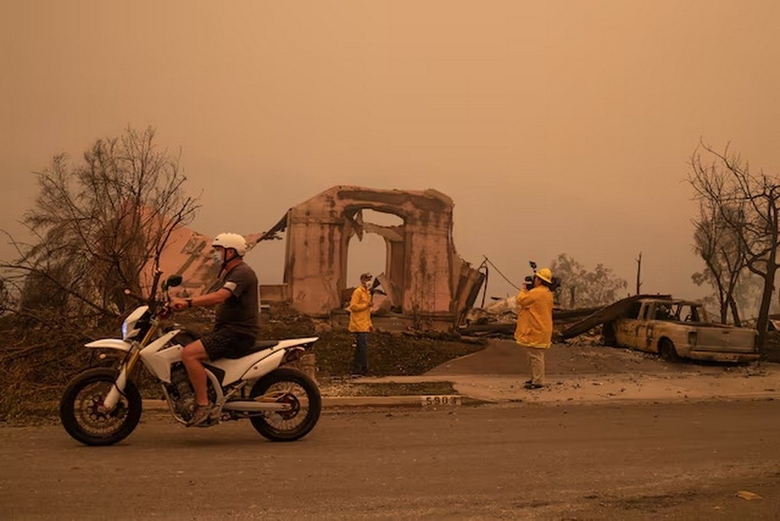 Các nhà báo đưa tin về hậu quả của đám cháy rừng lan vào khu Skyhawk ở Santa Rosa, California, Mỹ ngày 28/9/2020.