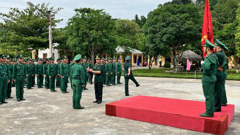 Trung tá Nguyễn Văn Cường Tiểu đoàn trưởng trao vũ khí cho chiến sĩ mới.jpg