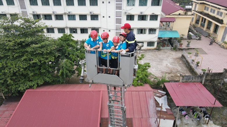 Photo 6. Practice escaping with ladder truck (2).jpg