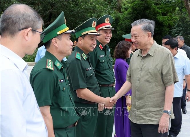 Chủ tịch nước Tô Lâm và các đại biểu Khu di tích quốc gia đặc biệt Rừng Trần Hưng Đạo (Ảnh: Nhan Sáng/TTXVN)