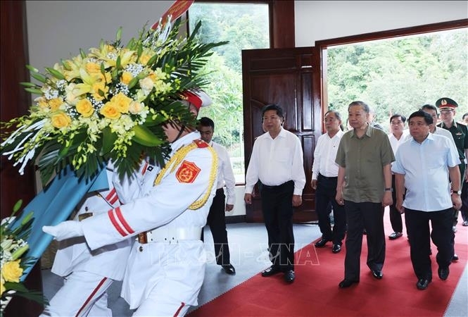 Chủ tịch nước Tô Lâm đặt hoa tưởng niệm Đại tướng Võ Nguyên Giáp tại Khu di tích quốc gia đặc biệt Rừng Trần Hưng Đạo. (Ảnh: Nhan Sáng/TTXVN)