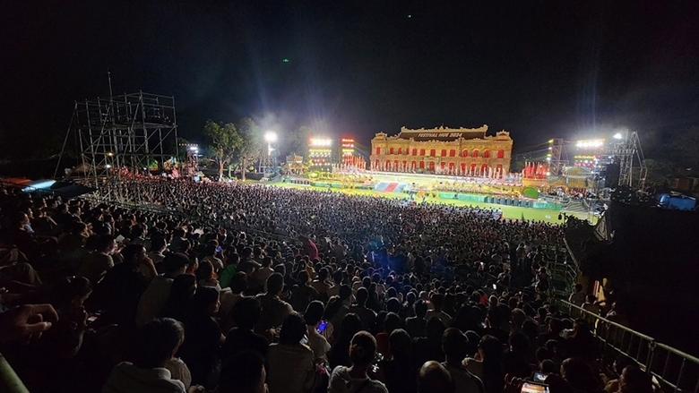 Chương trình nghệ thuật trong đêm bế mạc Tuần lễ Festival nghệ thuật quốc tế Huế 2024 thu hút sự quan tâm của đông đảo du khách và nhân dân. Ảnh: VÕ THẠNH