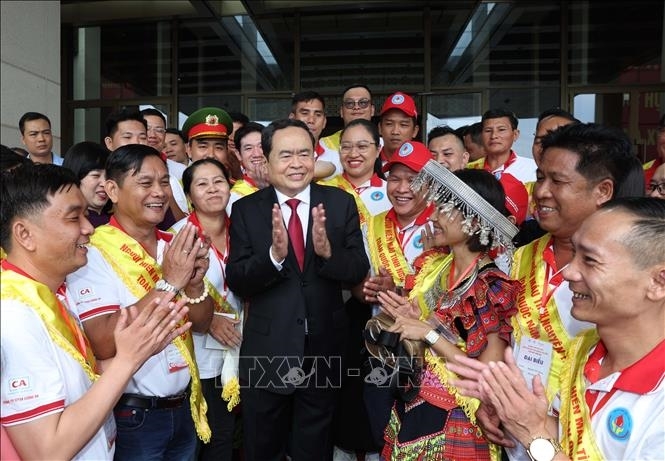 Chủ tịch Quốc hội Trần Thanh Mẫn với đại biểu người hiến máu tình nguyện tiêu biểu toàn quốc. Ảnh: TTXVN.