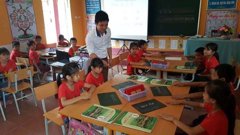 Từ năm 2021 - 2022 đến nay, trên địa bàn tỉnh Điện Biên có tổng số 351 lớp được mở với 9603 lượt học sinh học tiếng Thái, tiếng Mông tại các trường tiểu học.