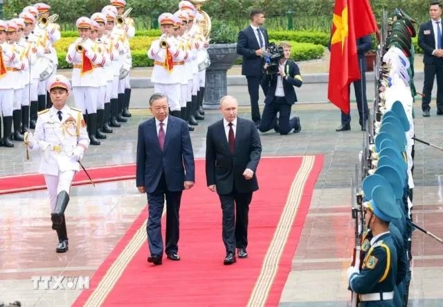 Chủ tịch nước Tô Lâm và Tổng thống Liên bang Nga Vladimir Putin duyệt Đội danh dự Quân đội nhân dân Việt Nam.