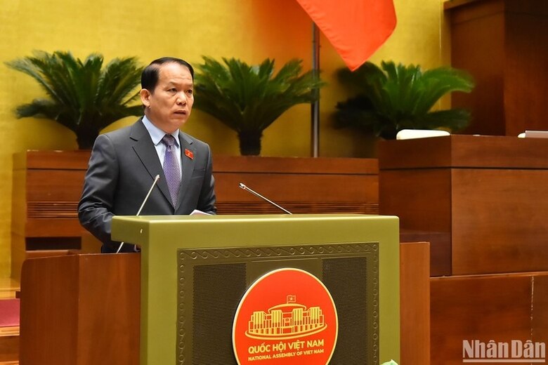 Chủ nhiệm Ủy ban Pháp luật Hoàng Thanh Tùng trình bày báo cáo giải trình, tiếp thu, chỉnh lý dự thảo Luật Lưu trữ (sửa đổi) trước khi Quốc hội tiến hành biểu quyết thông qua.