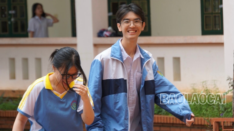 Thí sinh sau khi kết thúc môn thi Toán tại điểm thi Trường THPT Chuyên Lào Cai với tâm lý khá thoải mái.
