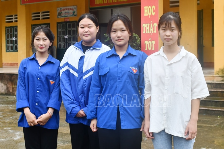 Từ phải qua trái là các em Nùng Thị Nhung, Ly Thị Xuân, Hoàng Thị Quỳnh Nga và Thào Thị Ly, học sinh trường Phổ thông dân tộc bán trú THCS và THPT huyện Si Ma Cai.