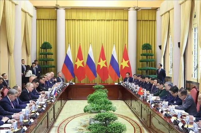 Chủ tịch nước Tô Lâm và Tổng thống Liên bang Nga Vladimir Putin trên bục danh dự, nghe quân nhạc cử Quốc thiều hai nước.