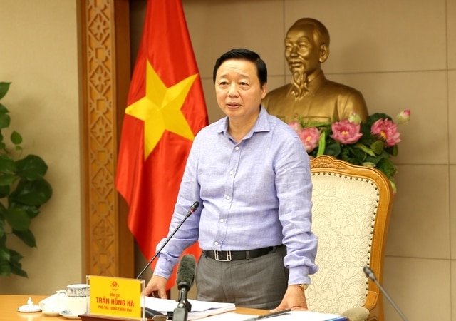 Phó Thủ tướng Trần Hồng Hà chủ trì cuộc họp với các bộ, ngành chức năng, nghe báo cáo, cho ý kiến về việc ban hành hệ thống ngành kinh tế xanh quốc gia - Ảnh: VGP/Nguyễn Hoàng