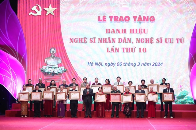 Nghị định số 61/2024/NĐ-CP ngày 6/6/2024 của Chính phủ quy định về xét tặng danh hiệu "Nghệ sĩ nhân dân", "Nghệ sĩ ưu tú" gồm 5 Chương và 19 Điều. Ảnh minh họa: Bộ trưởng Bộ VHTTDL trao tặng danh hiệu tới các nghệ sĩ vào tháng 3 năm 2024.