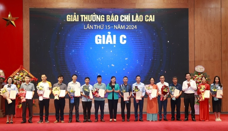 Các đồng chí lãnh đạo tỉnh trao giải cho tác giả, nhóm tác giả đạt giải thưởng Báo chí Lào Cai năm 2024..jpg