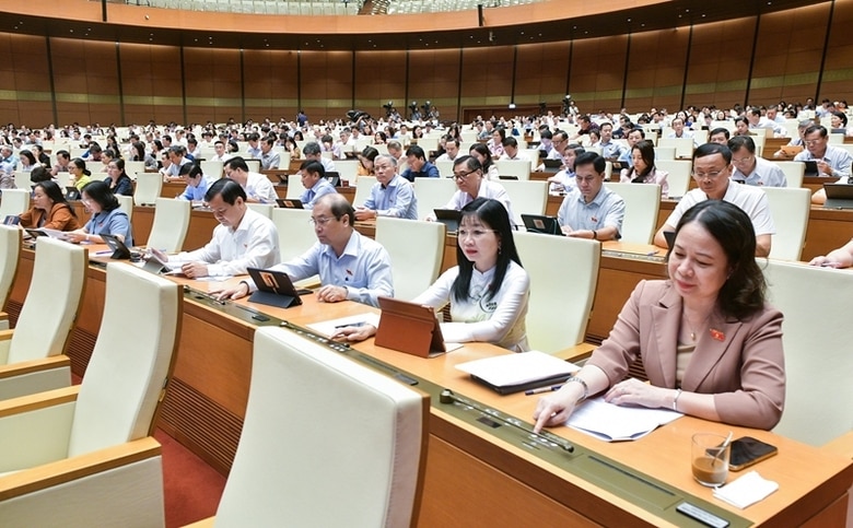 Các đại biểu Quốc hội bấm nút thông qua Nghị quyết về văn kiện gia nhập Hiệp định CPTPP. (Ảnh: QH)