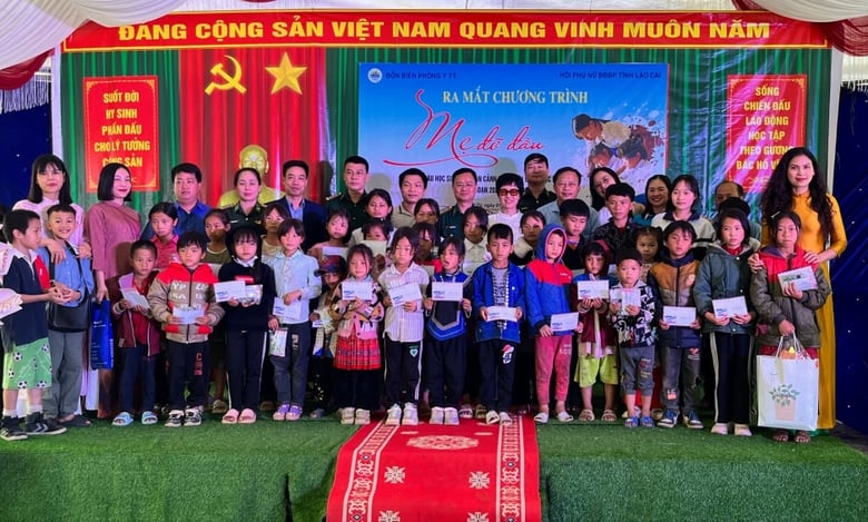 CÁC ĐẠI BIỂU THAM DỰ RA MẮT CHƯƠNG TRÌNH MẸ ĐỠ ĐẦU CÙNG 30 CHÁU ĐƯỢC NHẬN ĐỠ ĐẦU.jpg