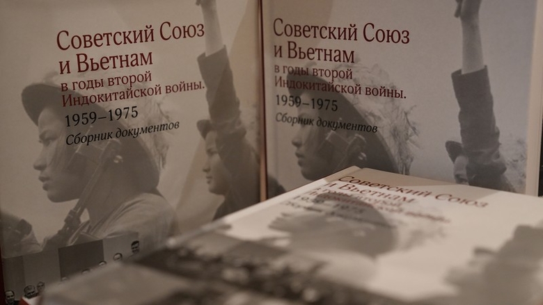 Bìa cuốn sách “Liên Xô và Việt Nam trong những năm Chiến tranh Đông Dương lần thứ hai 1959-1975: Tuyển tập các văn kiện”.