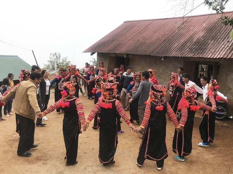 Sau nghi lễ, người dân Hà Nhì cùng vui nhảy múa.