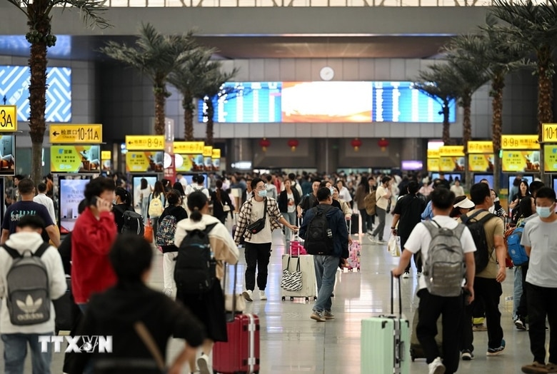 Cảnh đông đúc hành khách tại nhà ga ở Thiên Tân, Trung Quốc.