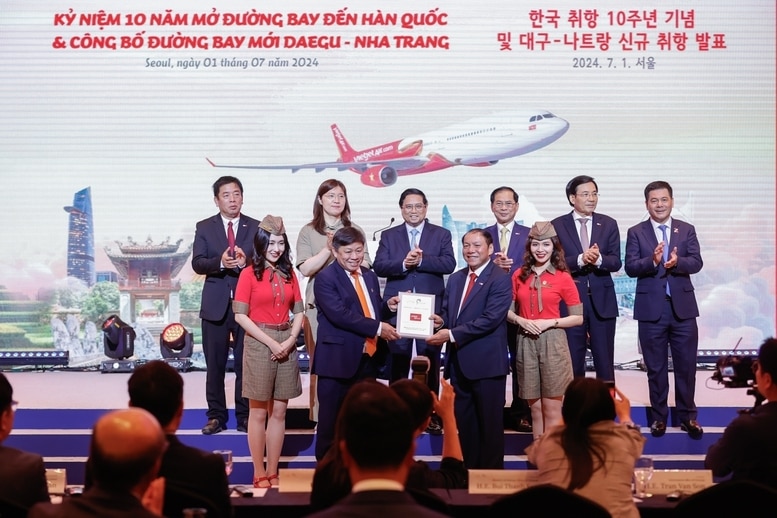 Dưới sự chứng kiến của Thủ tướng Phạm Minh Chính, Bộ trưởng Bộ VHTT&amp;DL Nguyễn Văn Hùng trao tặng Kỷ niệm chương chúc mừng cho hành trình 10 năm kết nối giữa Việt Nam - Hàn Quốc của Vietjet - Ảnh: VGP/Nhật Bắc
