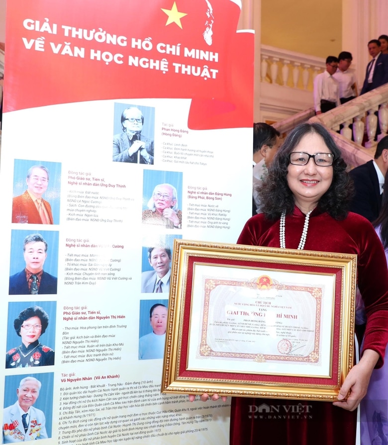 Bầ Lê Anh Thúy - phu nhân cố nhạc sĩ Hồng Đăng thay chồng nhận Giải thưởng Hồ Chí Minh năm 2023.