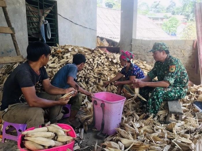 Cán bộ Đồn Biên phòng Si Ma Cai luôn gần gũi, gắn bó, giúp đỡ đồng bào DTTS trong công cuộc phát triển kinh tế - xã hội.