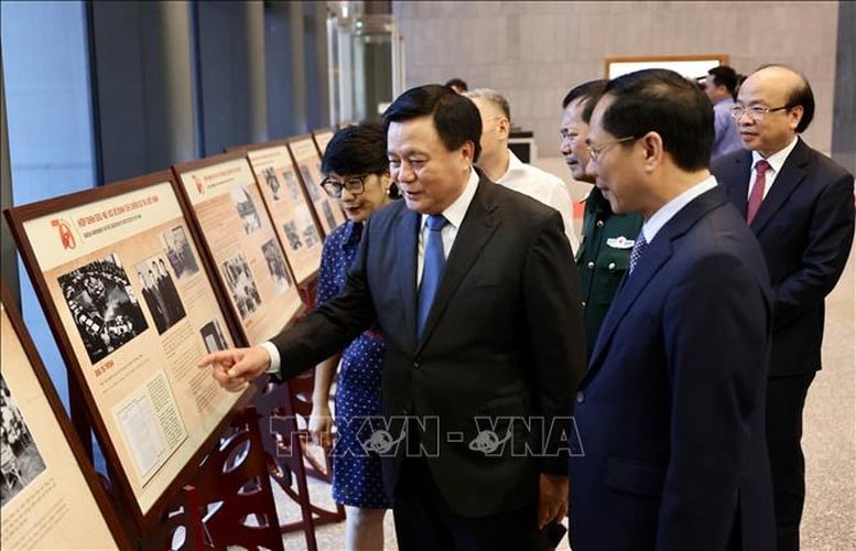 GS.TS Nguyễn Xuân Thắng, Ủy viên Bộ Chính trị, Giám đốc Học viện Chính trị Quốc gia Hồ Chí Minh, Chủ tịch Hội đồng Lý luận Trung ương và Bộ trưởng Ngoại giao Bùi Thanh Sơn cùng đại biểu tham quan trưng bày ảnh tại hội thảo.