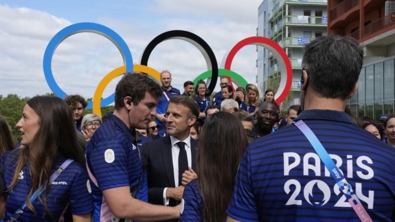 Tổng thống Pháp Emmanuel Macron tới thăm Làng vận động viên Olympic ở ngoại ô Paris.