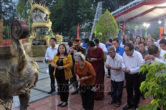 Các đại biểu và đoàn viên, thanh niên thành phố Cần Thơ thắp hương tưởng nhớ các Anh hùng liệt sỹ.