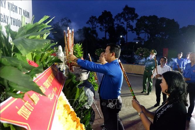 Cán bộ, chiến sỹ, đoàn viên, thanh niên dâng hương hoa tại Đài tưởng niệm Nghĩa trang Liệt sỹ tỉnh Long An.