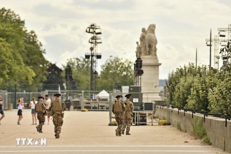 Quân đội Pháp tuần tra dọc sông Seine ở Paris.