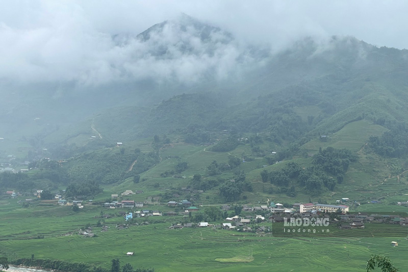 산기슭에는 웅장한 계단식 논을 소유한 몽족의 마을이 구름 사이에 나타나기도 하고 사라지기도 합니다.