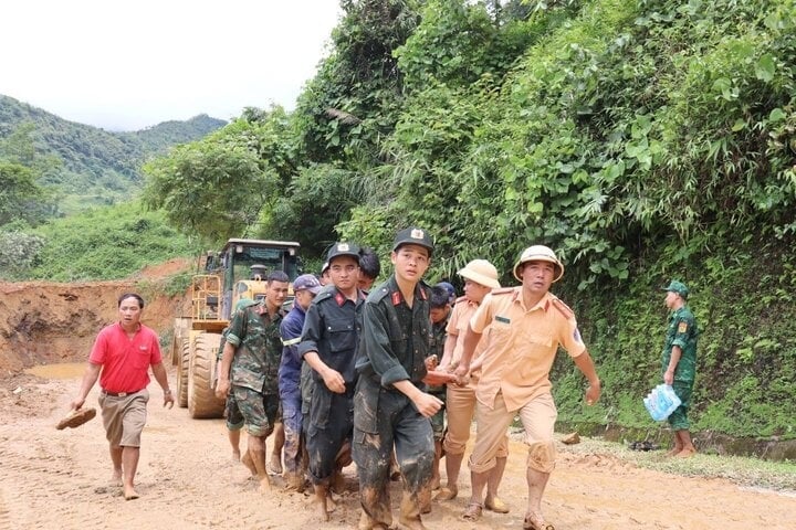 Lực lượng chức năng đưa nạn nhân ra khỏi hiện trường sạt lở.