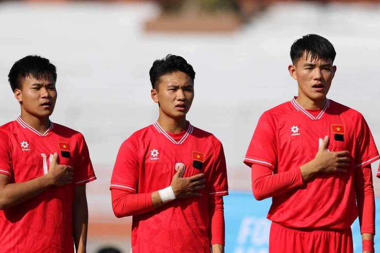 Đội tuyển U19 Việt Nam đeo băng tang khi thi đấu với U19 Australia tại Giải U19 Đông Nam Á 2024 để tưởng nhớ Tổng Bí thư Nguyễn Phú Trọng. (Ảnh: VFF)