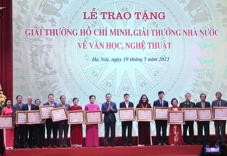 Tác giả và đại diện tác giả nhận giải thưởng Hồ Chí Minh về văn học nghệ thuật năm 2023.