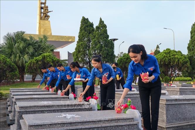 Thanh niên Đà Nẵng thắp hương tri ân các anh hùng Liệt sỹ.