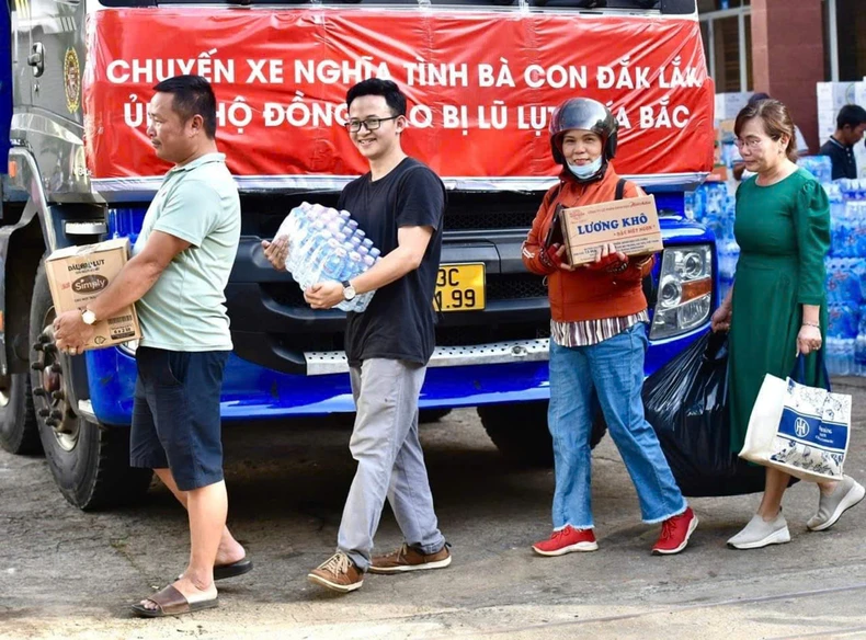 [Foto] Las minorías étnicas de la provincia de Dak Lak recurren a sus compatriotas en las zonas afectadas por las inundaciones. Foto 2