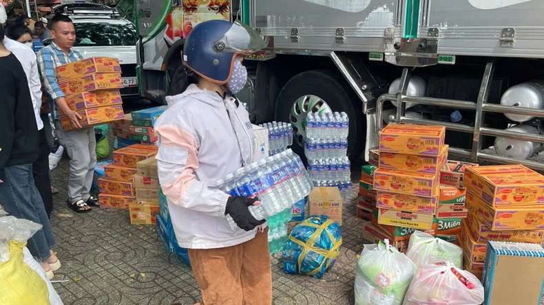 [Foto] Las minorías étnicas de la provincia de Dak Lak recurren a sus compatriotas en las zonas afectadas por las inundaciones. Foto 4