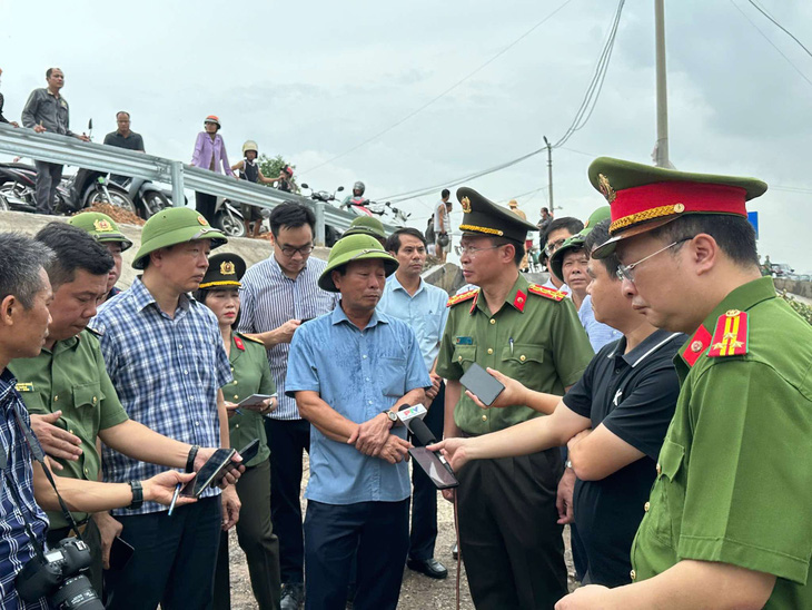 Sập cầu Phong Châu tại Phú Thọ, nghi có người và xe rơi xuống sông - Ảnh 6.