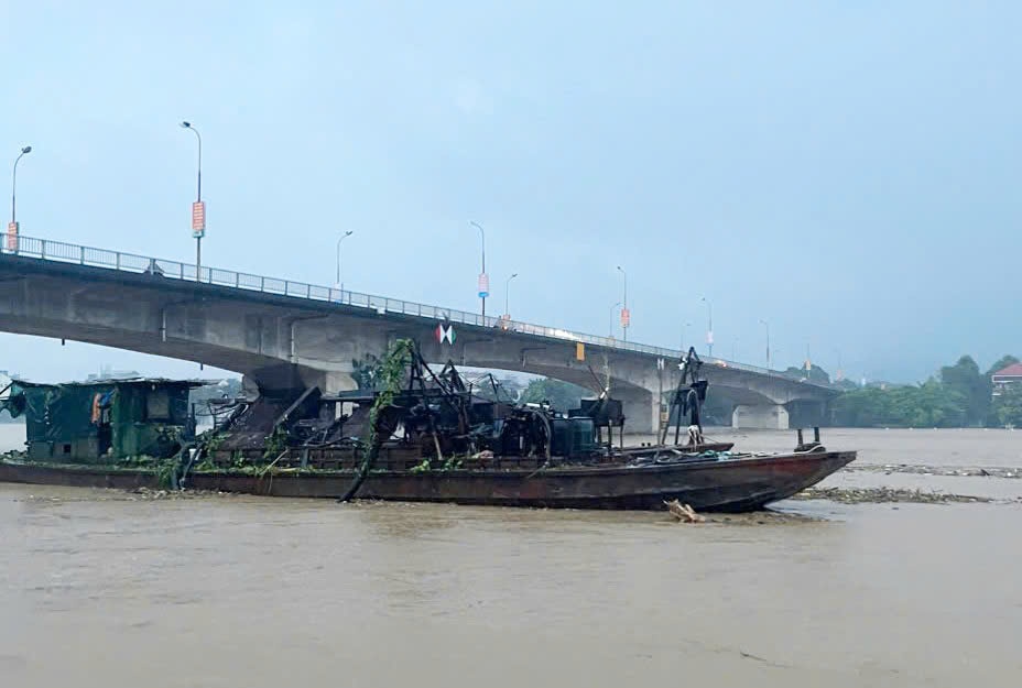 Hai tàu Trung Quốc trôi dạt đến Yên Bái- Ảnh 1.