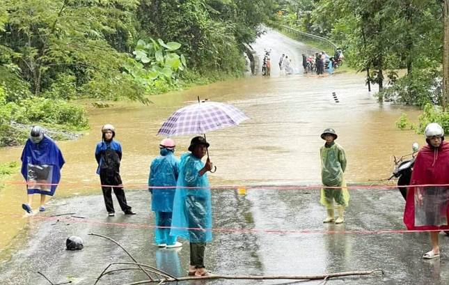 Nhiều tuyến đường miền núi phía Bắc sạt lở nghiêm trọng, giao thông chia cắt