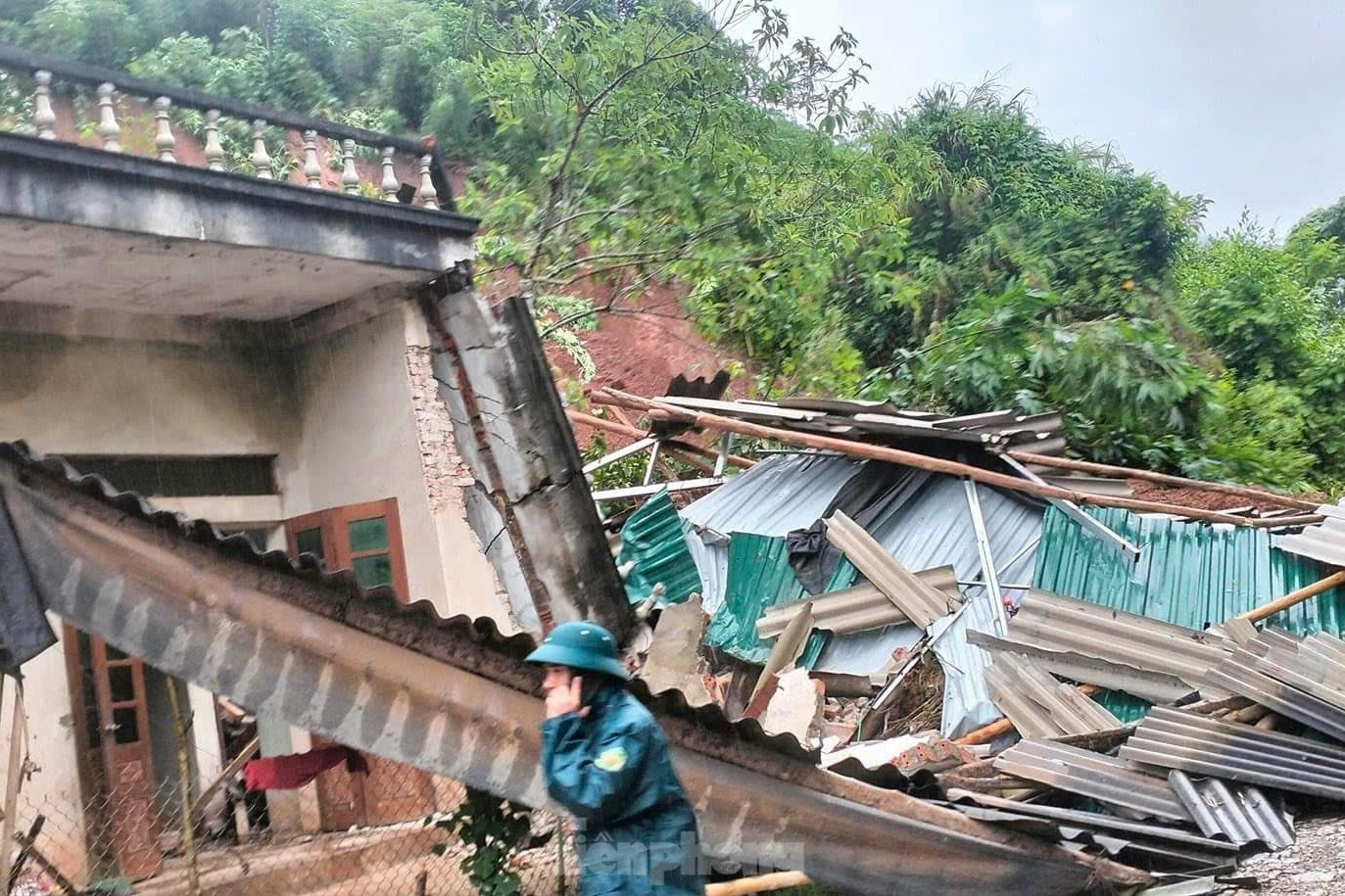 Xuyên đêm giải cứu người dân thoát lũ dữ ở Lào Cai ảnh 6