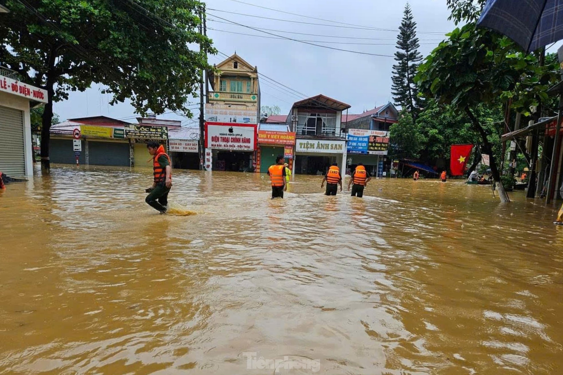 Xuyên đêm giải cứu người dân thoát lũ dữ ở Lào Cai ảnh 5